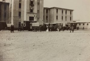 Album "Pictures of War II": Olasz katonák és Vöröskereszt mentőautók Gradisca Sagradóban, Gorizia, Olaszország (f/w fotó)