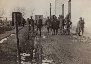 Album "Pictures of War II": Olasz katonák és Vöröskereszt mentőautók Gradisca Sagradóban, Gorizia, Olaszország (f/w fotó)
