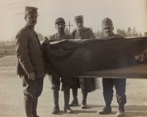 Album "Pictures of War II": Olasz katonák hordozzák a Nagy Háború elesettjének koporsóját (f/w fotó)