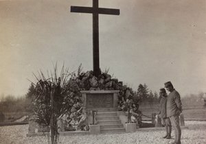 Album "Pictures of War II": háborús emlékmű Gradiscában (f/w fotó)