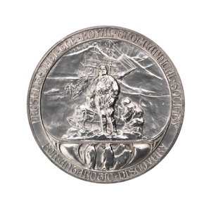 A Királyi Földrajzi Társaság érme: Scott Antarktiszi Expedíciója 1902-1904, 1904 körül (ezüst). alkotó: Gilbert Bayes