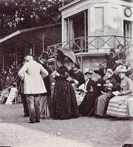 A nézők a lelátókon irányítják a Cascine Park versenypályájának kimenetelét: J. Halphon, Miss Serjeaf, Brindisi hercegnő, Rohorn hercegnő, Della Gherardesca grófnő, Bellisomi márki, Gondi...