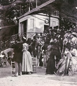 A nézők a lelátón ellenőrzik a Cascine Parkban rendezett futam kimenetelét: Pucci grófnő, Cellesi grófnő, Filippo Torrigiani képviselő, Paszkowski gróf, a görög konzul felesége, Mannelli márki lányaival, S. Albano gróf, Bar