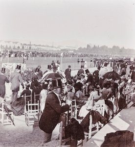 Nézők versenypálya a Cascine Parkban: Pralormo tábornok, Neri Corsini, Alberto Rignano, Gennaro Placci, Maud Ricci grófnő, Perkenstein grófnő.