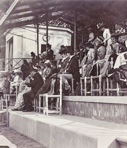 Nézők versenypálya a Cascine Parkban: Cenami grófnő a lányaival, Levi, Conte Gondi, Van der Keim asszony és mostohalánya.