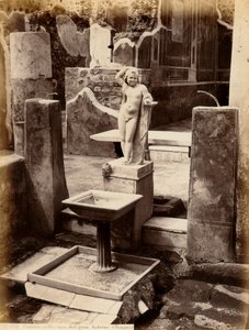 Egy szökőkút, amely egy fiatal fiú akt szobrából áll. A szökőkút a Balcone házában található, Pompeiben