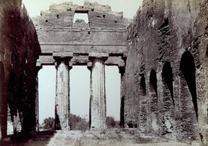 A Concordia templom belseje az agrigentói templomok völgyében. Az előtérben két dór oszlop; oldalt íves körfal