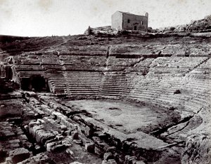 A görög színház maradványai Siracusában a Neàpoll Monumental Parkban. Az előtérben a félköríves zenekar és a cavea alkotó: Giorgio Sommer