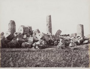 Apollón templomának maradványai Selinunte-ban. Az összedőlt oszlopokon két férfialak látható alkotó: Giorgio Sommer