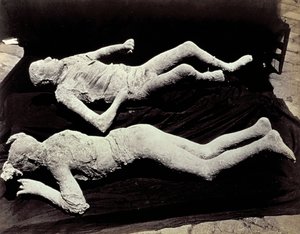 Két öntvény emberalakokból Pompei ásatásairól. A kiállított tárgyakat fekete vászonra helyezték, hogy lefotózzák őket