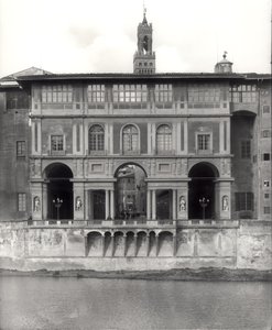 Az Uffizi Képtár homlokzata a Lungarno Torrigiani-n alkotó: Giorgio Vasari