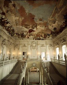 Kilátás a nagy lépcsőre és a mennyezetre, amelyet Giovanni Battista (Giambattista) Tiepolo (1696-1770) díszített, és az öt kontinens allegóriáját képviseli. 1753 A wurzburgi palota (Würzburg), amelyet Johann Balthasar Neumann (1687-1753) építész, Germa kés alkotó: Giovanni Battista Tiepolo