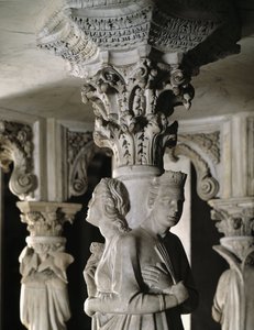 Részlet a Giovanni Pisano (1248-1314) Széket támogató szoborcsoportokról: Theologales Vertus (A márvány szószéket alátámasztó szobrok részlete, a teológiai erények) 1302-1311 Cathedrale de Pisa (Duomo di Pisa), Olaszország alkotó: Giovanni Pisano