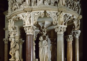 Teológiai erények és Herkules a bal oldalon Részlet a szószéket alátámasztó faragott csoportokról. Giovanni Pisano (1248-1314) márványszobra. 1302-1311 Pisai katedrális (Duomo di Santa Maria Assunta di Pisa), Olaszország