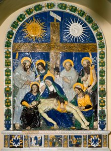 A lerakódás (Pieta)” Jézus Krisztus és Szűz Mária Szent Jánossal és Szent Mária Magdolnával körülvéve a kereszt előtt, INRI (I.N.R.I.) felirattal: Giovanni della Robbia (1469-1529) nagy domborműves kerámia 1525 Dim. 287x210 cm Santuario della V