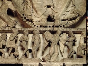 A West Portal timpanonja az Utolsó Ítéletet ábrázolja: Krisztus lábának részlete, egy angyal és halandók, 1130-35 körüli mészkő