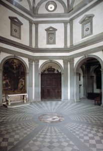 Kilátás a Giuliano da Sangallo (1445-1516) projektje alapján épült nyolcszögletű sekrestyére