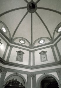 Kilátás a Giuliano da Sangallo (1445-1516) projektje alapján épült nyolcszögletű sekrestyére