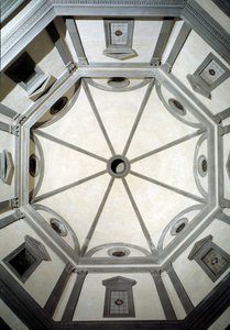 Kilátás a Giuliano da Sangallo (1445-1516) projektje alapján épült nyolcszögletű sekrestyére