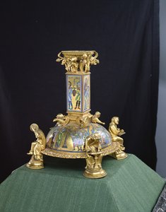 A St. Bertin-kereszt alapja, az Abbaye Saint-Bertinből, 1180 körül (aranyozott bronz és champleve zománc) (lásd még: 204570, 232625 és 232839)
