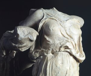 Akroteriális figura, szobor Aszklépiosz templomból, Epidaurosz, Görögország, Görög civilizáció, Kr.e. IV. század (szobor) alkotó: Greek
