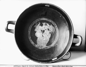 Részlet a padláson lévő vörös alakos kylixről, Philomela, Procne és Itys kerámiát ábrázoló bw fotó alkotó: Greek