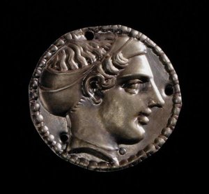 Arany rátéttel, sakost viselő női fej, Kerchből, V. század (arany) alkotó: Greek