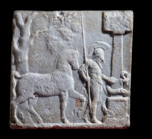 Görög művészet: márvány sztélé lovasról a lovával, 2. vége - Kr.e. 1. század eleje, Mérete 52x52x9 cm Mantua - Palazzo Ducale, Coll statuaria, inv n 6669 - Görög művészet: márvány sztélé domborművel, amely egy lovast és egy lovat ábrázol, Kr.e. 2-1. század alkotó: Greek