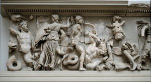 Görög művészet: Hekaté és Artemisz ábrázolása. Zeusz a Pergamon oltárának fríze, II. Eumene alacsony domborműve alkotó: Greek