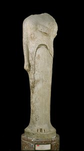 Kore-figura, amelyet Cheramyes szentelt Hérának, a Héra-szentélyből, Szamoszban, ie 570-560 körül (márvány) (lásd még: 164882-164683)
