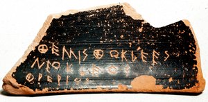 Ostrakon (vagy ostracon) (többes szám: ostraca vagy ostraka), az ókori Görögországban a kiközösítési eljárások során szavazócédulaként szolgáló kerámiaszilánkok. Kr.e. 480 Athénész. Agora múzeum. alkotó: Greek