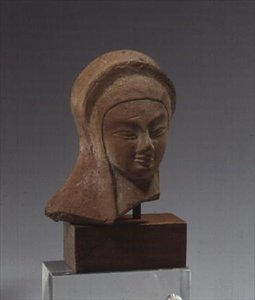 Női fej, Spedos keresztezett karú szobor töredéke, korai kükladikus korszak, ie 2700-2400 körül (márvány) alkotó: Greek