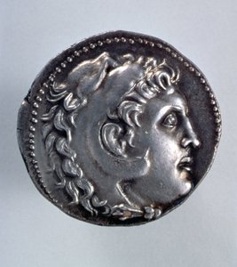 Nagy Sándor Tetradrachm, amelyen Héraklész feje látható oroszlánbőr fejdíszben