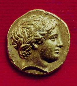 II. Fülöp (Kr. e. 382-336) macedóniai király államtitkára, Apolló képmásával, ie 356-336 (arany)