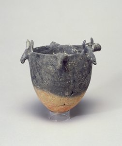 Tulipán-tál, bikafejekkel, Ciprus, ie 2400-2200 (agyag) alkotó: Greek School
