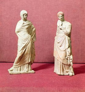 Két álló nő szobra, Tanagrából, ie 350 körül