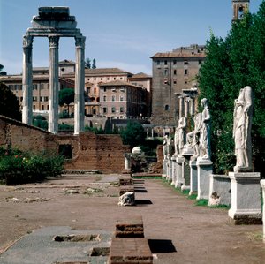 Forum Romanum: vestalszobrok. Vesztalok háza (Casa delle Vestali vagy Atrium Vestae). Bal oldalon a görög Dioscures templom (vagy Castor és Pollux temploma) (Kr. e. V. század). Róma
