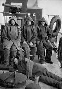 A HMS Sturgeon torpedócsónak-romboló kékkabátjai, 1896 alkotó: Gregory and Co
