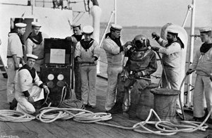 Búvár és készüléke a HMS Blake fedélzetén, 1896 alkotó: Gregory and Co