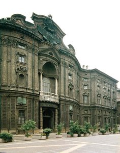 A Palazzo Carignano homlokzata (fotó) alkotó: Guarino Guarini