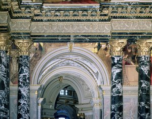 A bécsi Kunsthistorisches Museum belső tere, boltíves bejárattal és 14. századi Rómát és Velencét ábrázoló figurákat ábrázoló karzatdísszel, 189091 (freskó) alkotó: Gustav Klimt