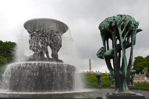 Szökőkút és „Lány a fában” szobor a Frogner Parkban, Oslo, Norvégia (bronz) alkotó: Gustav Vigeland