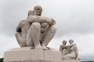 Gránit szobrok két meztelen férfiról, akik egymásnak háttal ülnek; két nő szobra a hátsó szoborban a Frogner Parkban, Oslo, Norvégia (gránit)