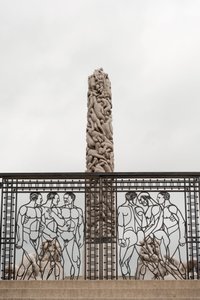 Kovácsoltvas kapuk" Naked Men" és a "People Monolith" gránitból a Frogner Parkban, Osloban, Norvégiában (fotó)