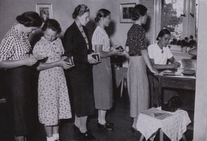 Fiatal nők a Harmadik Birodalomban: Wir Arbeitsmaiden, We The Labour Maiden (f/w fotó) alkotó: Gustav von Estorff