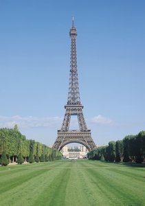 Az Eiffel-torony, kilátással a Palais de Chaillot felé, 1887-89 között épült alkotó: Gustave Eiffel