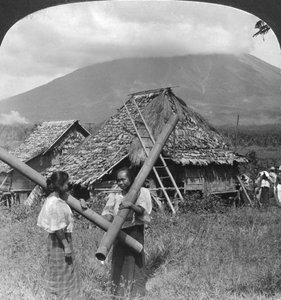 Bennszülött lányok bambuszszárból készült vízedényekkel, Fülöp-szigetek, 1907