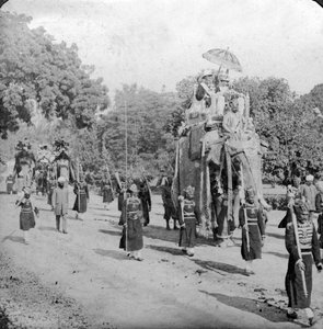 Lord és Lady Harding elefánton lovagolnak, India, 1913.
