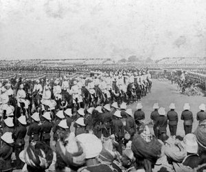 A Birodalmi Kadéthadtest 1903-ban kíséri felségeiket a Durbar arénába, Delhiben, Indiában.