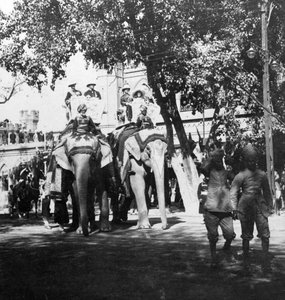 Alelnöki személyzet és lánya részt vesz az elefántmenetben, Delhi, India, 1900-as évek.